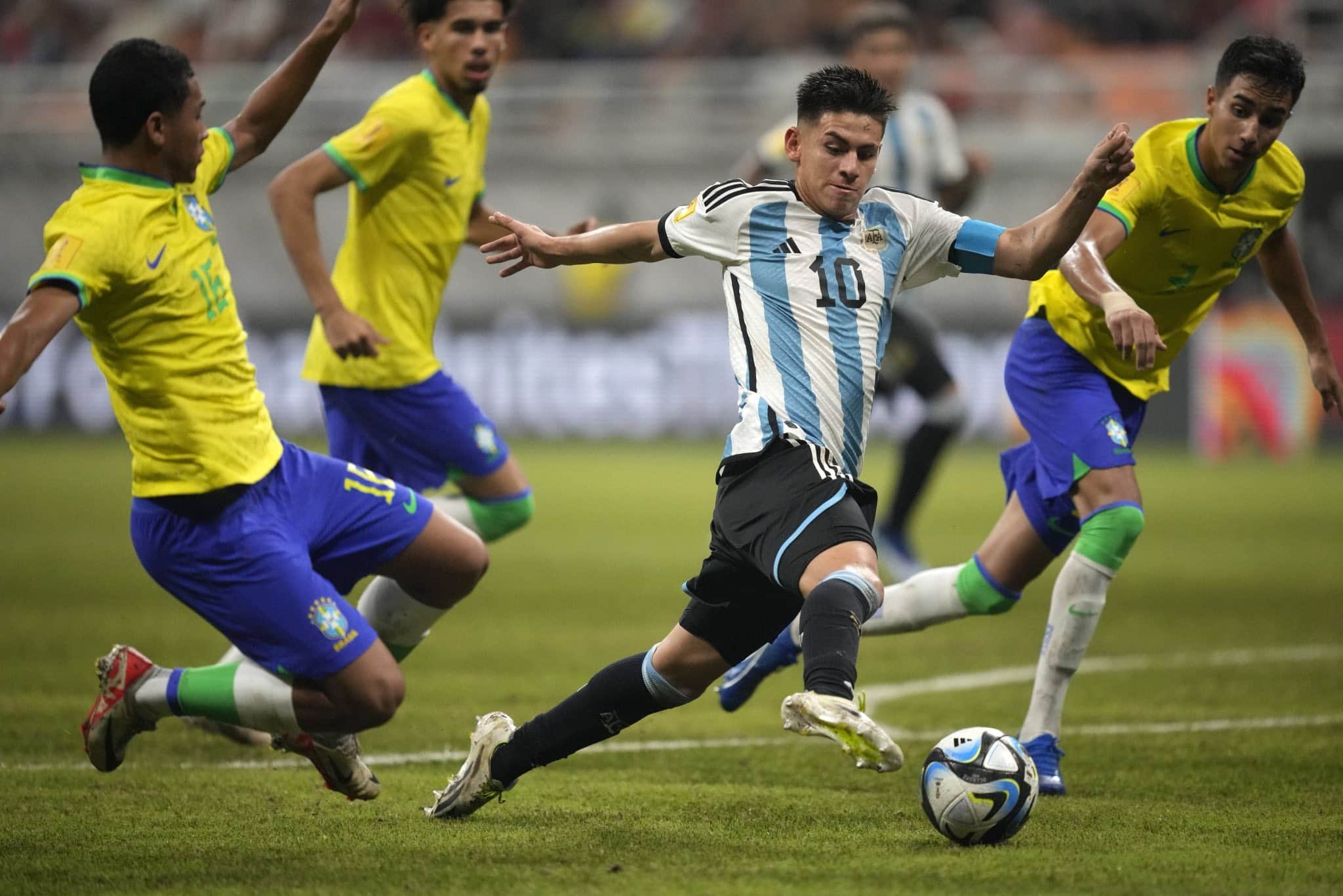 VÍDEO: Argentina le ganó a Brasil con un hat trick de Echeverri